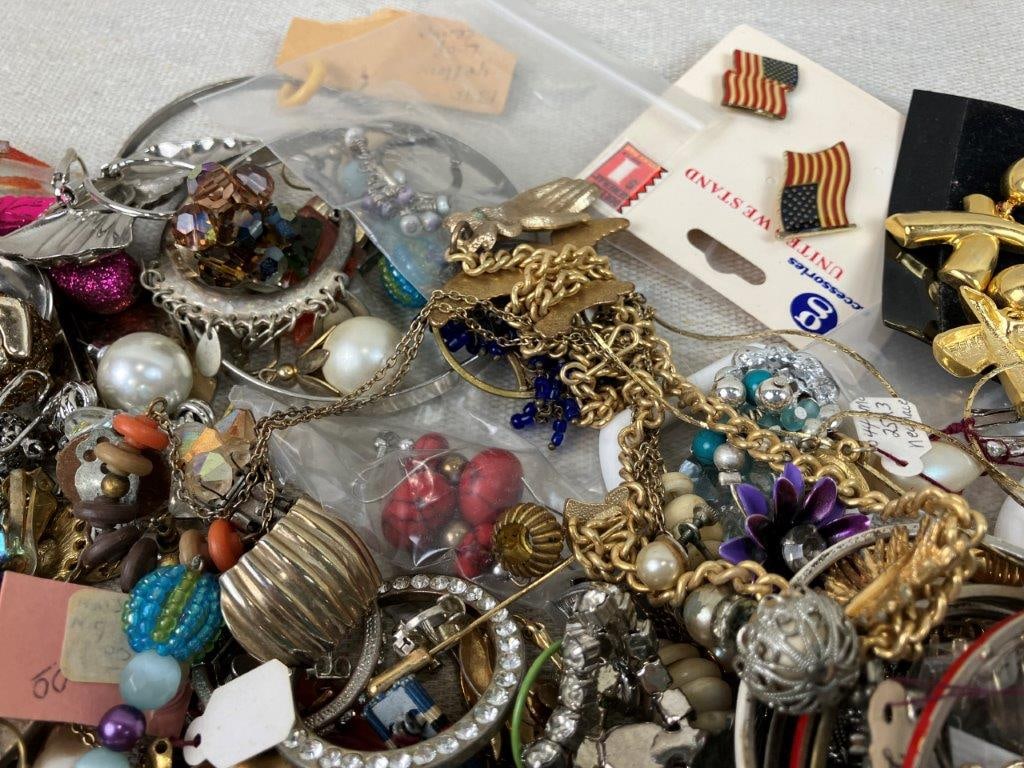 Vintage Costume Jewelry Brooch and Earring Lot - 4