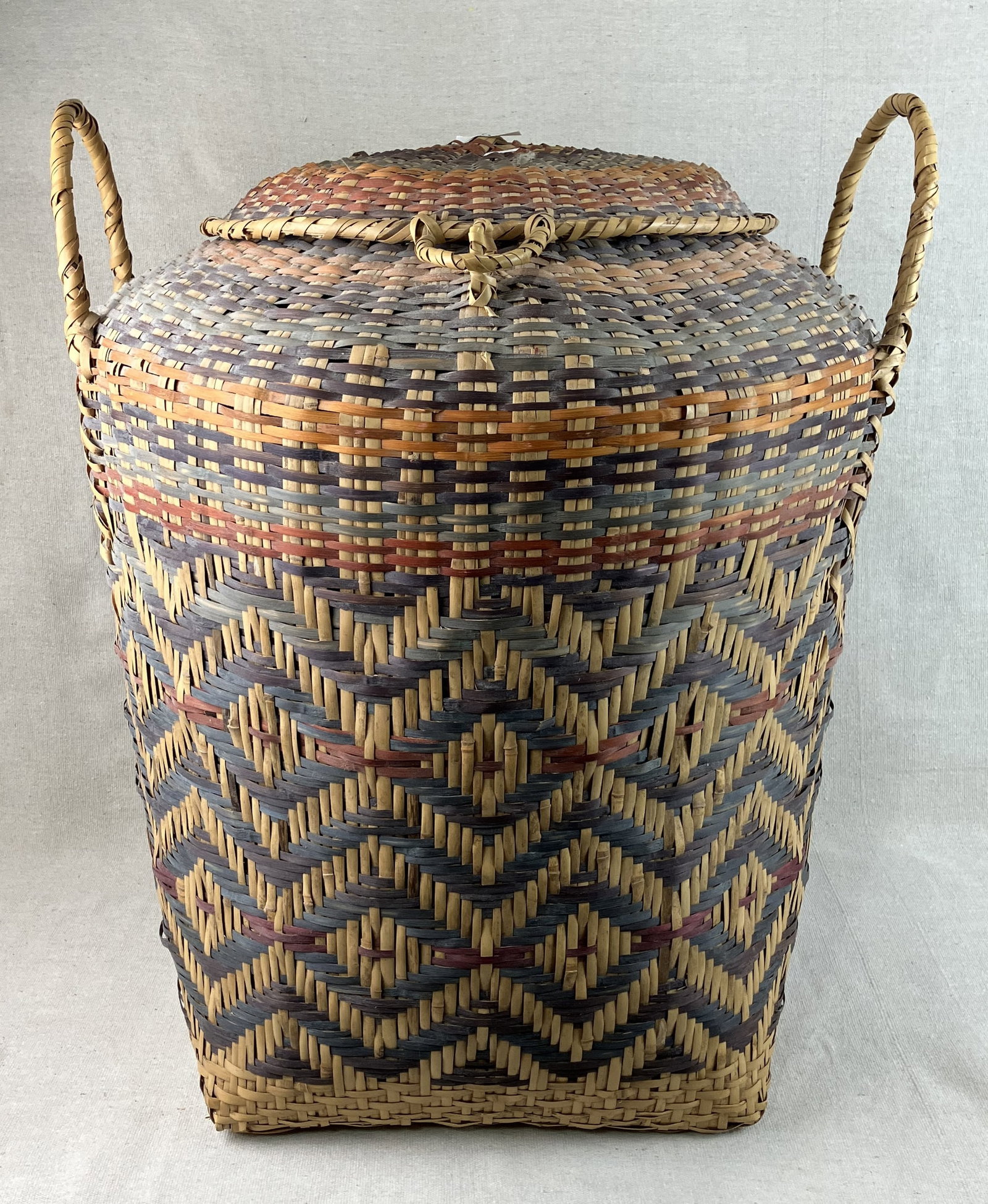Large Choctaw Indian Linda Farve Lidded Basket - 3