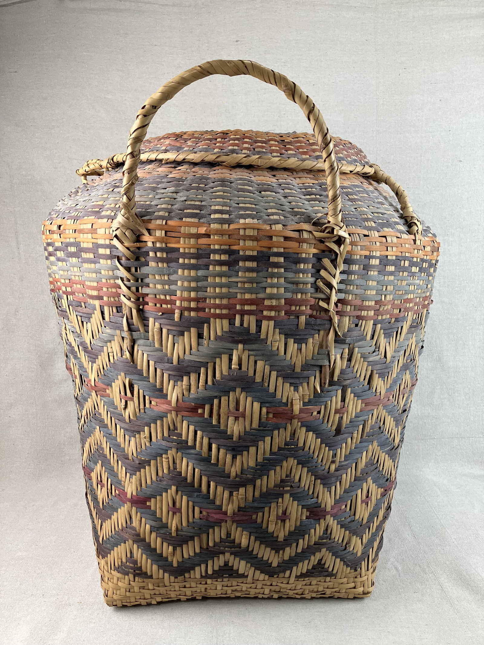 Large Choctaw Indian Linda Farve Lidded Basket - 4