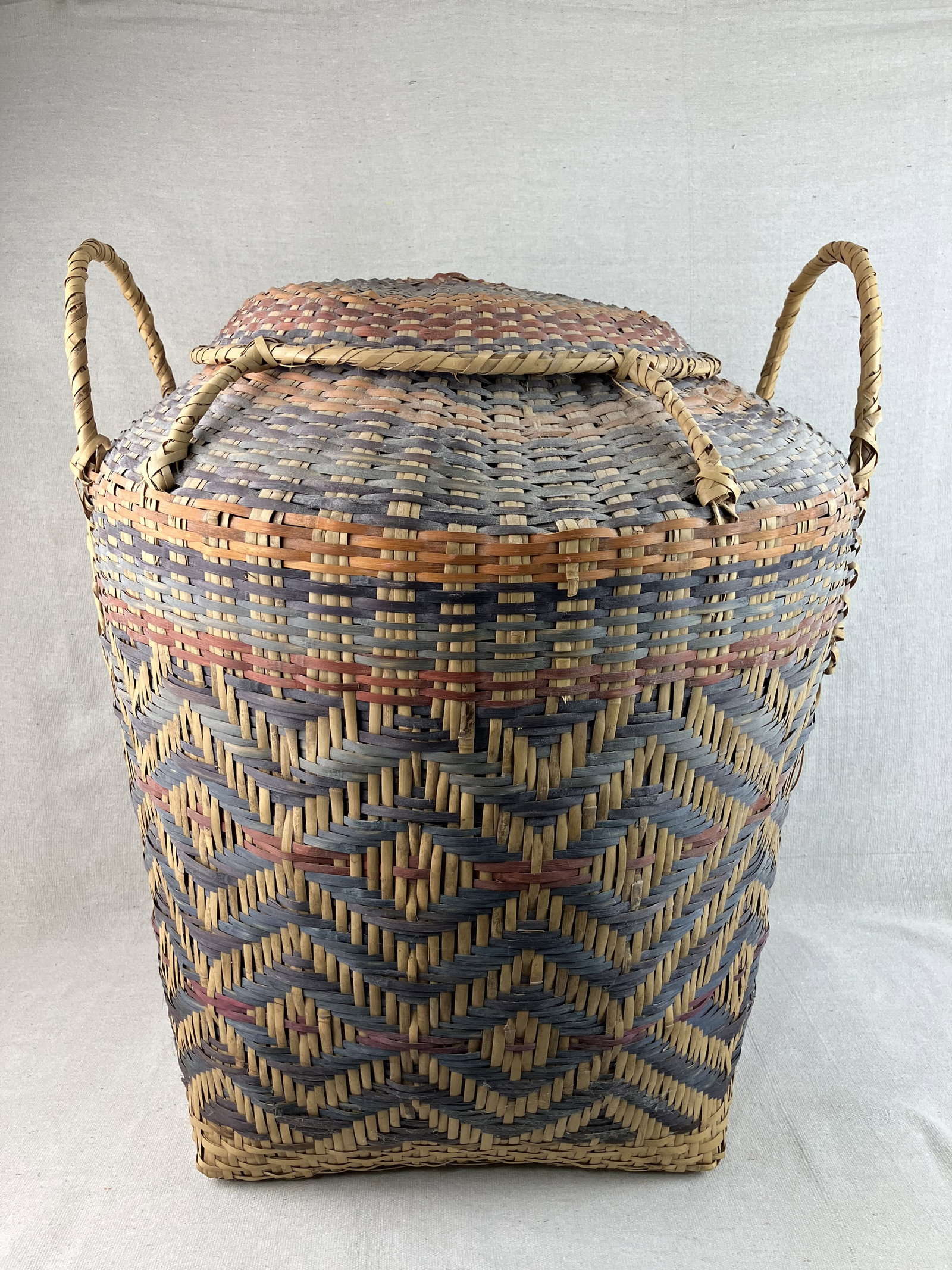 Large Choctaw Indian Linda Farve Lidded Basket - 5