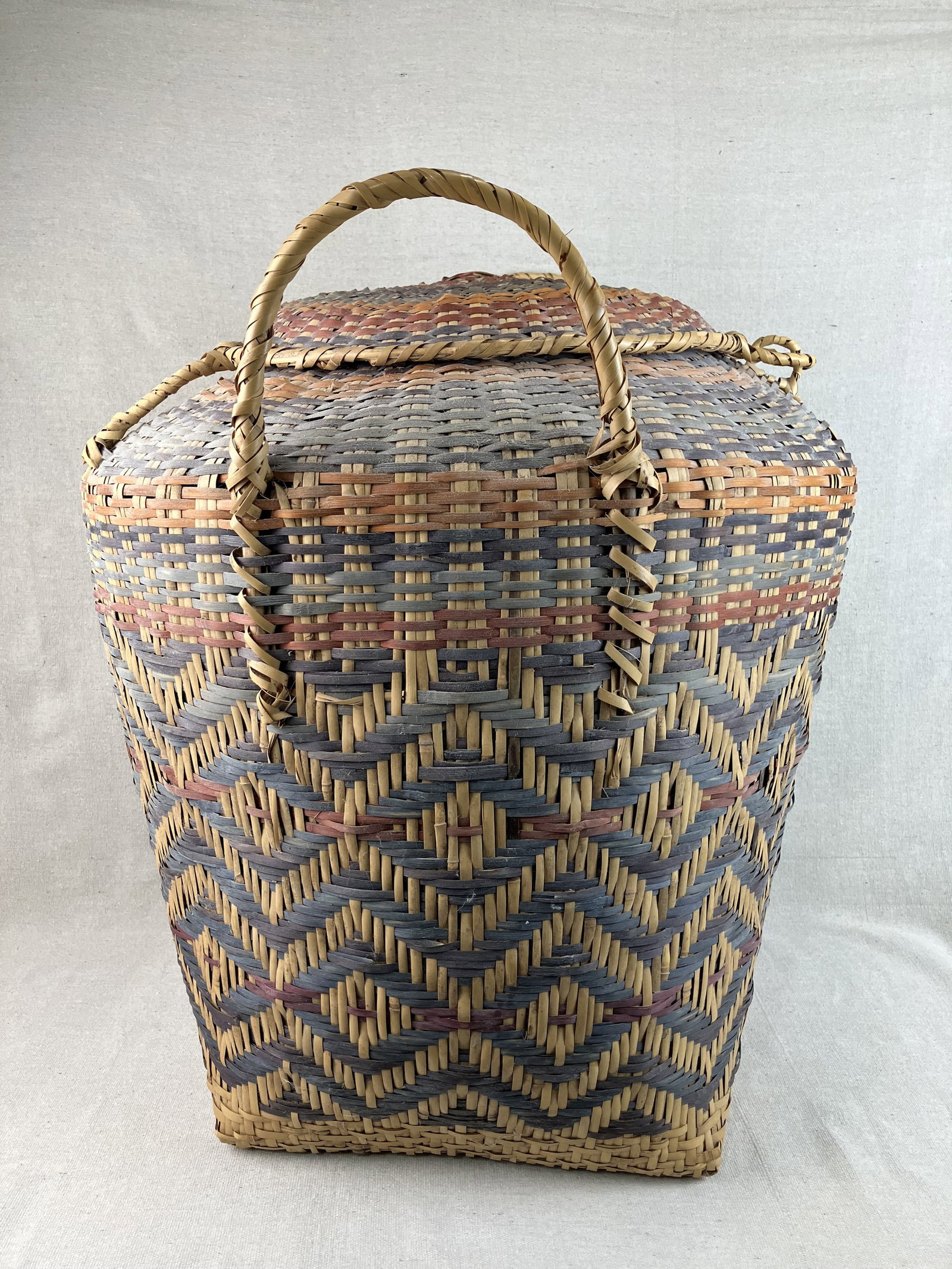 Large Choctaw Indian Linda Farve Lidded Basket - 6