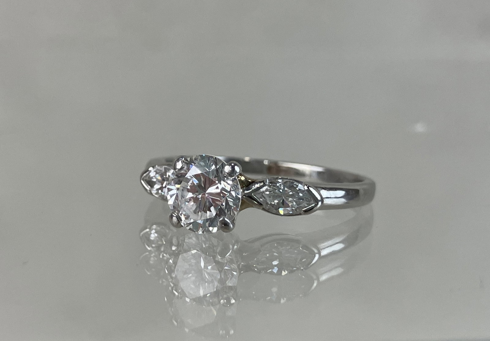 1 CT Diamond and Platinum Ring - 4