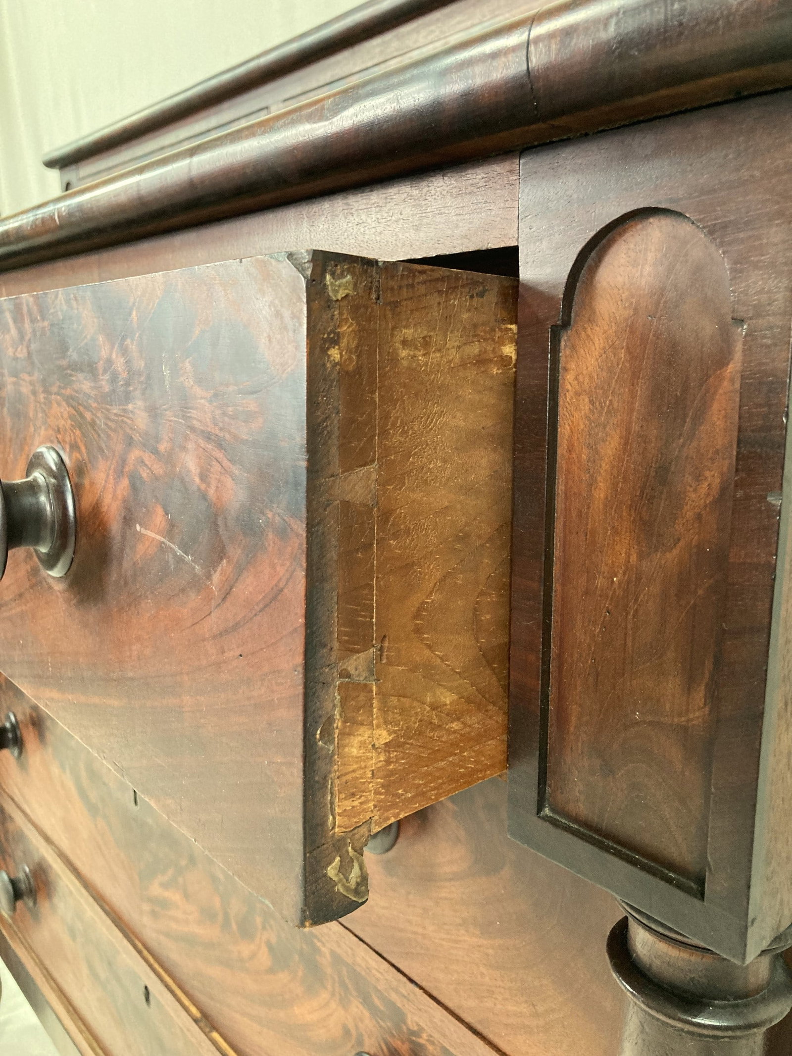 19th Century American Flame Mahogany Chest Of Drawers - 4