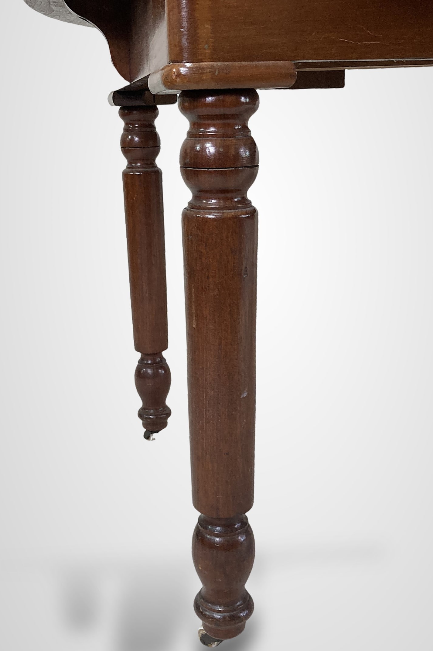 19th Century Oval Walnut Dining Table - 4