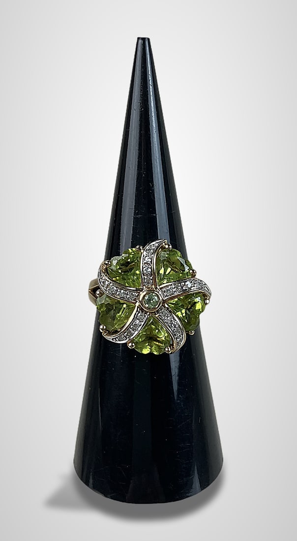 10 KT Gold Diamond and Peridot Ring - 2