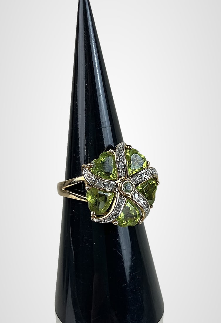 10 KT Gold Diamond and Peridot Ring - 3