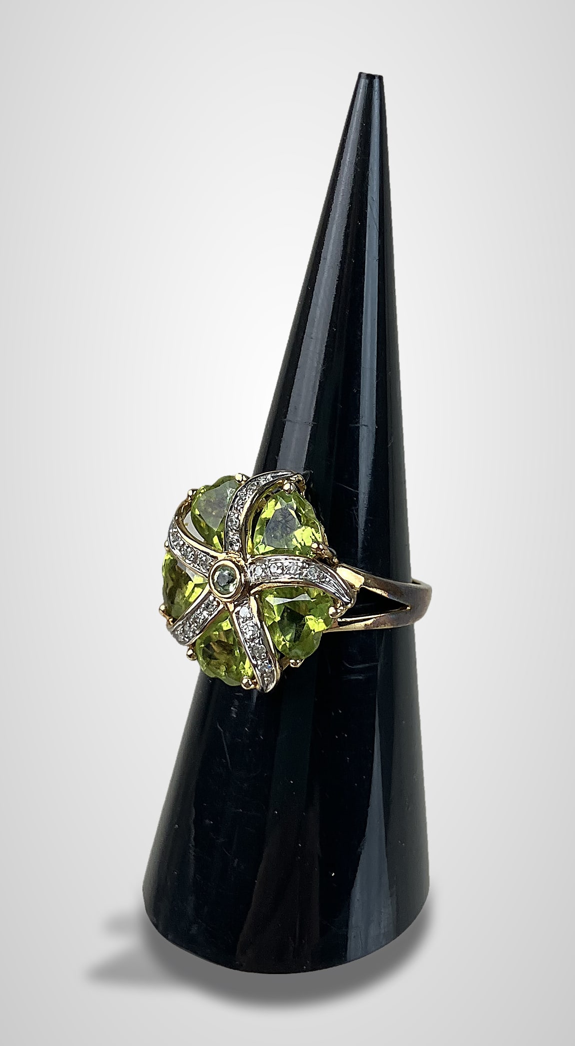10 KT Gold Diamond and Peridot Ring - 4