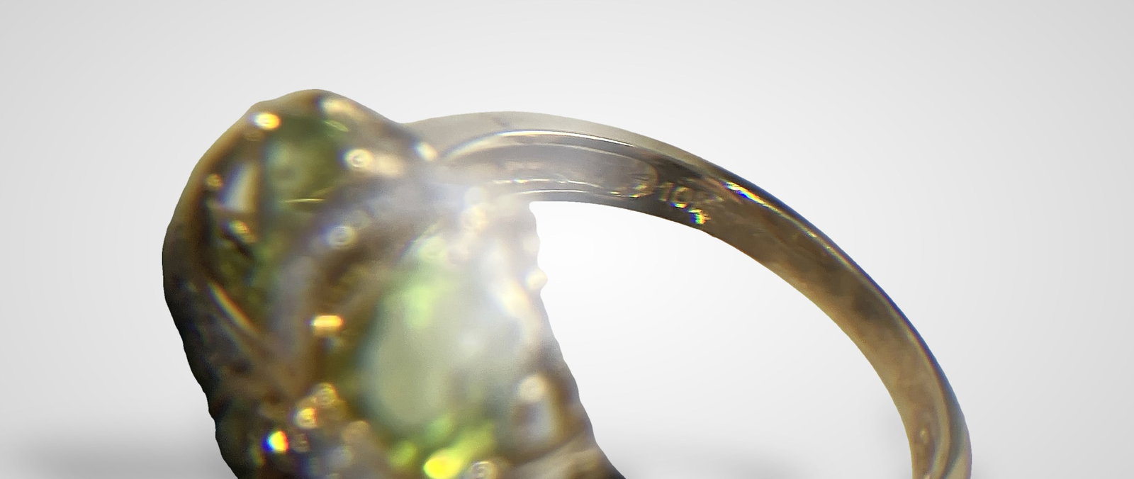 10 KT Gold Diamond and Peridot Ring - 5