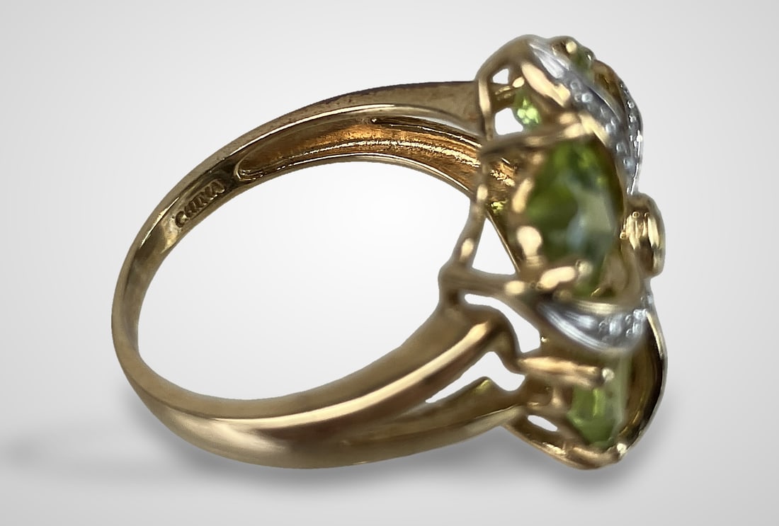 10 KT Gold Diamond and Peridot Ring - 6