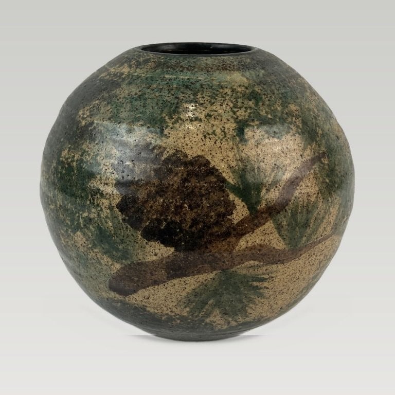 Malsnee Pottery Decorated Vase: Signed Malsnee for the renowned pottery family. Sue Malsnee of the family-oriented Malsnee Pottery studio in Woodstock, Georgia, this vase features a mottled glaze finish and a central design of a