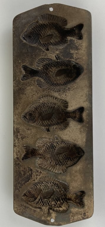 Lodge Cast Iron Fish Mold Pan: This cast iron fish mold pan by Lodge features five individual fish compartments, each detailed with dimensional scales and fins for delightful, crisply textured baked goods. The versatile bakeware