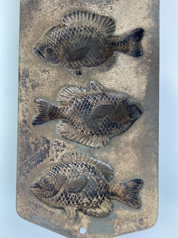 Lodge Cast Iron Fish Mold Pan - 2