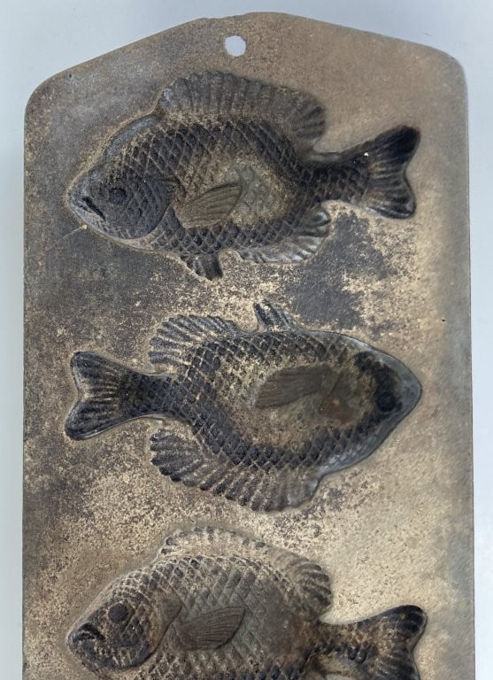 Lodge Cast Iron Fish Mold Pan - 3