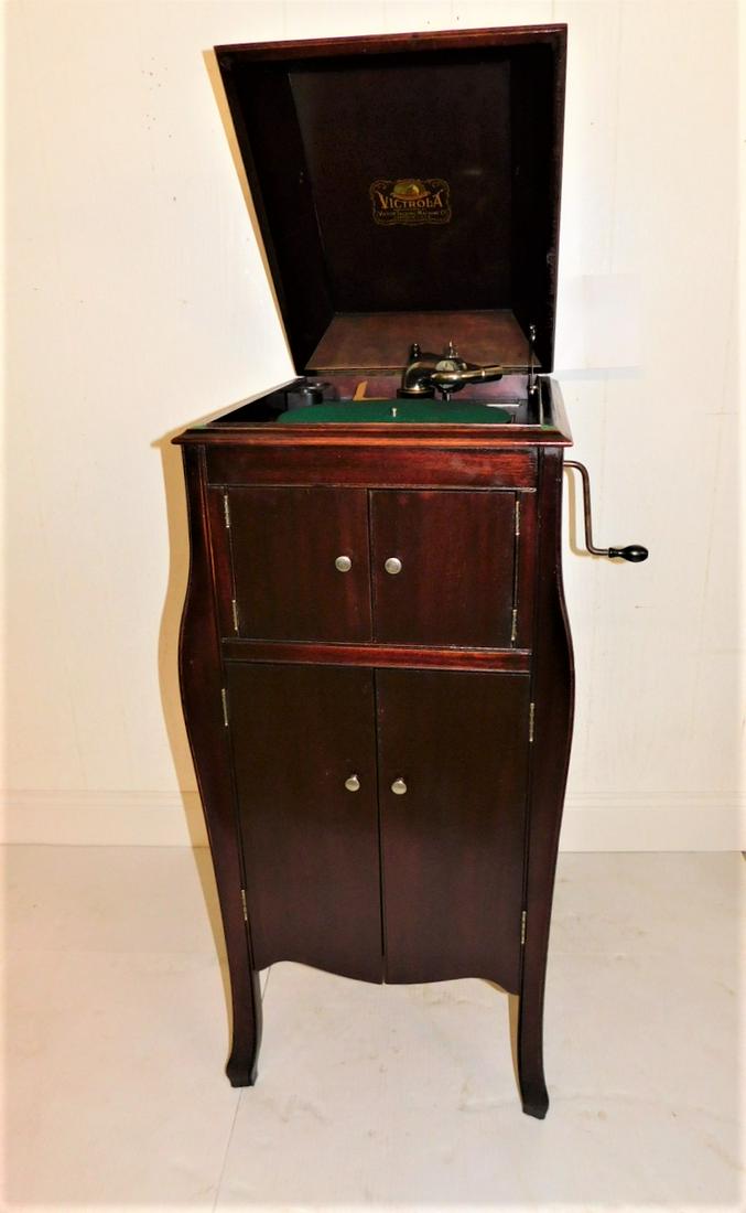 Victor Phonograph: Mahogany Case Standing Victor Phonograph w/13 Thin Victor Records w/Extra Needles, Working