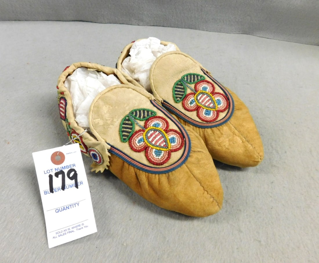 Pr. Beaded Native American Mocassins (1 of 4)