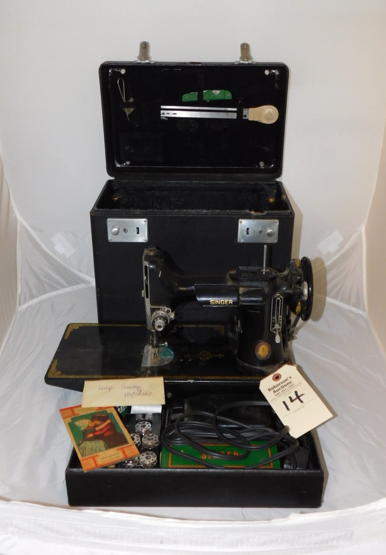 Singer  Featherweight  Sewing Machine (1 of 5)