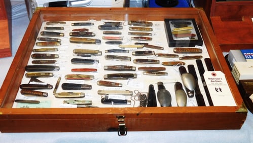 71 Pocketknives in Flat Showcase