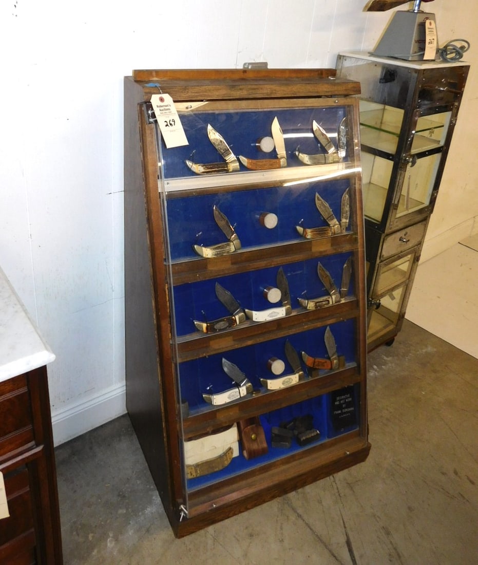 Schrade Standing Display Case w/11 Knives (1 of 3)