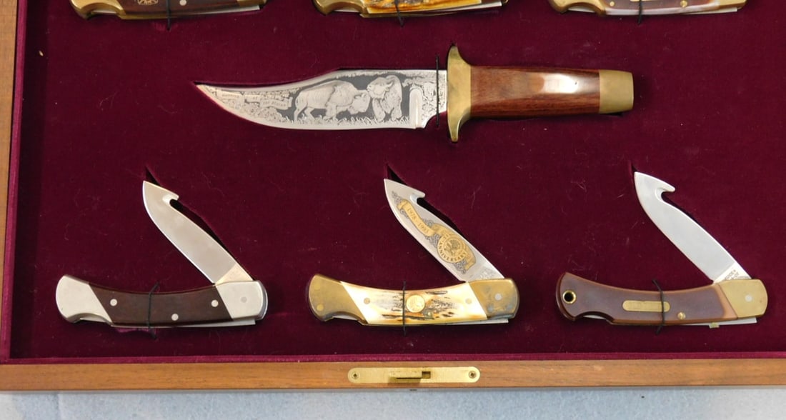 Schrade Display Case w/7 Knives - 2