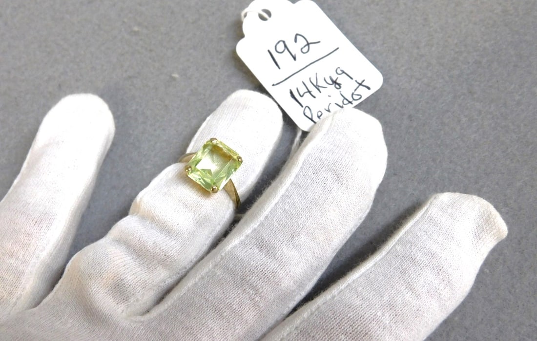 14kyg Peridot Lady's Ring (1 of 2)