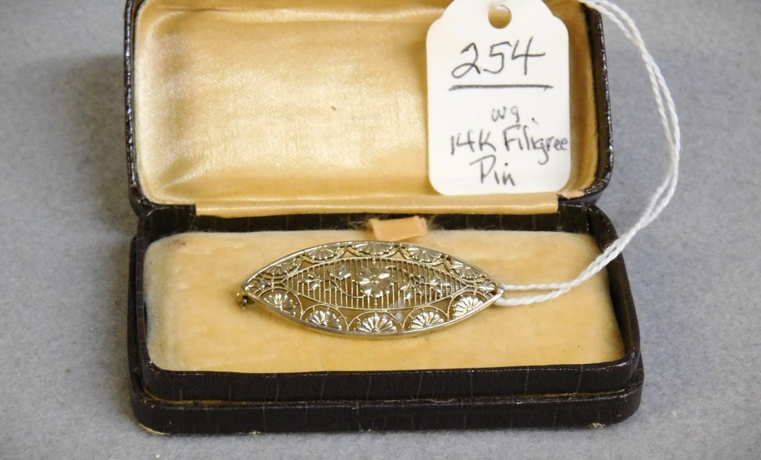 14K wg Filigree Lady's Pin: 14K wg Filigree Lady's Pin in VG. Cond. 1-3/4" W x 3/4" D