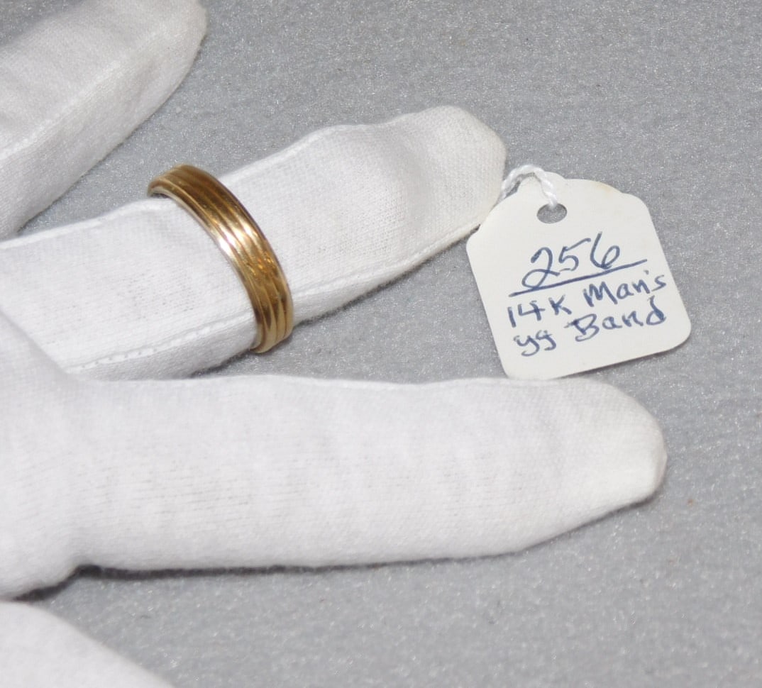 14K yg Man's Band w/Ridges: 14K yg Man's Band w/Ridges in VG. Cond. 5.5 dwt, Sz. 13