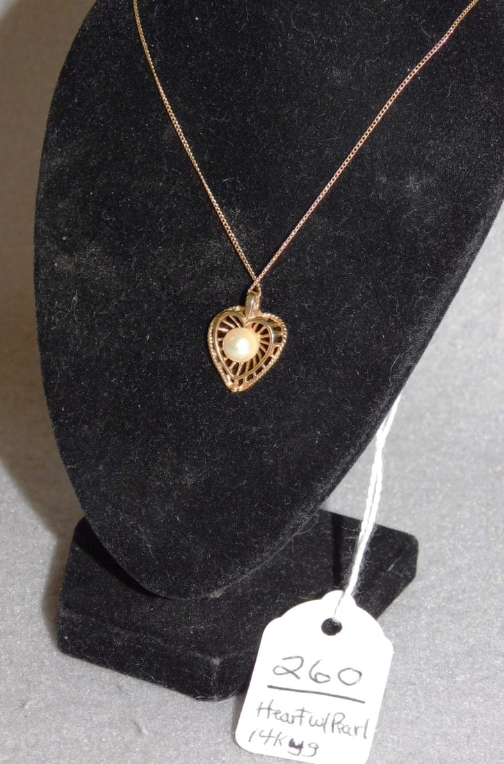 14K yg Heart Filigree Pendant: 14K yg Heart Filigree Pendant w/ Pearl & Gold chain in VG. Cond.