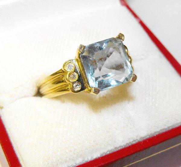 Blue Aqua Marine & Diamond Ring in 14k: A nice Aqua and diamond ring