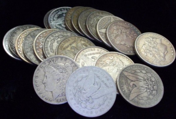 Lot of 20 Morgan Silver Dollars: A lot with 20 Assorted date Morgan silver dollars. g-au-