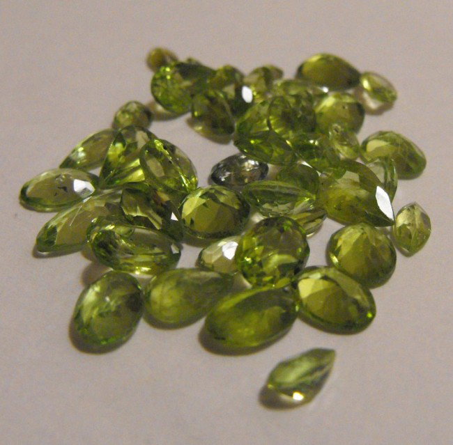 23 cts. Peridot Gemstone Parcel: All of our evaluations use some or all of the following Gemological tools. : A fully corrected triplet loupe, binocular microscope, master color comparison diamond set, electronic carat balancing scal
