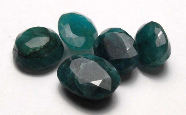18.5 ct. Emerald Parcel - $ 1.5K GG GIA: All of our evaluations use some or all of the following Gemological tools. : A fully corrected triplet loupe, binocular microscope, master color comparison diamond set, electronic carat balancing scal