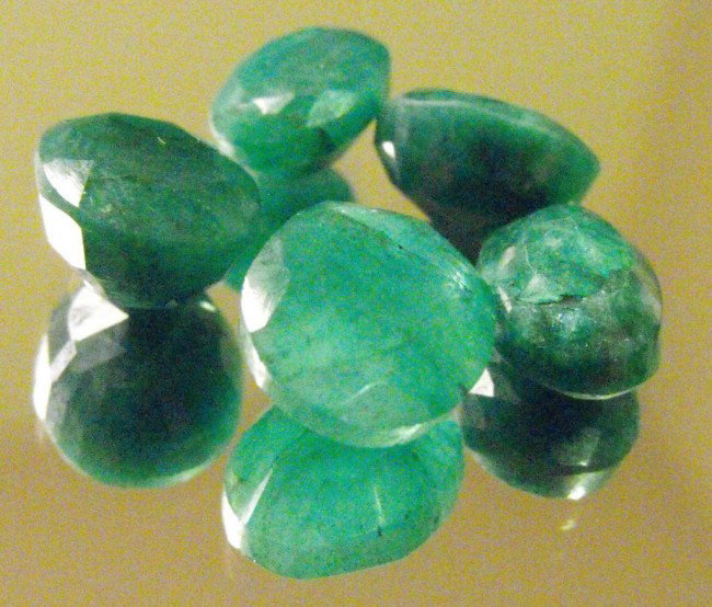 17.8 ct Emerald Gem Parcel - $ 1.5K GG GIA: All of our evaluations use some or all of the following Gemological tools. : A fully corrected triplet loupe, binocular microscope, master color comparison diamond set, electronic carat balancing scal