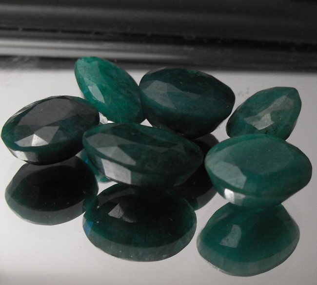 27 ct Emerald Gem Parcel - $ 2.4K GG GIA: All of our evaluations use some or all of the following Gemological tools. : A fully corrected triplet loupe, binocular microscope, master color comparison diamond set, electronic carat balancing scal