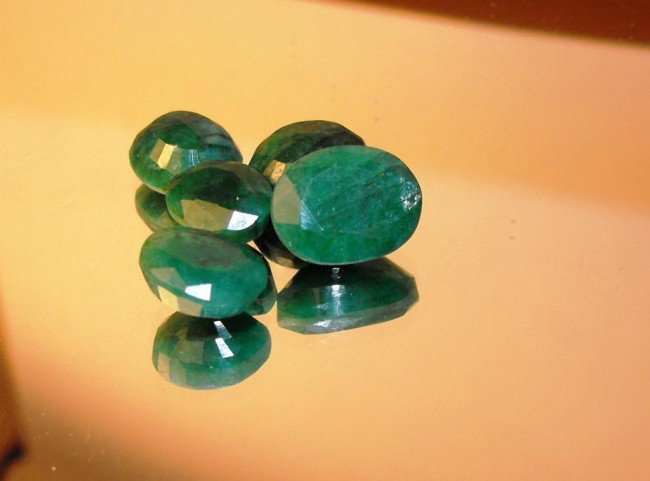 21 tcw Emerald Parcel - $ 1300 GG GIA: All of our evaluations use some or all of the following Gemological tools. : A fully corrected triplet loupe, binocular microscope, master color comparison diamond set, electronic carat balancing scal
