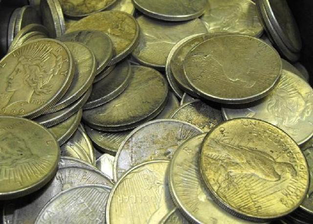 Lot of 100 Circulated Silver Peace Dollars: Lot of 100 Circulated Silver Peace Dollars