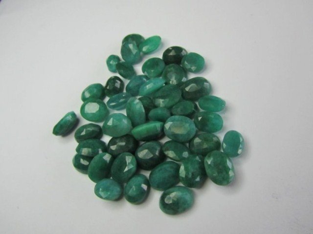 RA- Large lot loose Emeralds 100 cts. PLUS: A large lot emerald gems, placed into clear plastic inndividual and doubled up packages. Total carats over 100
