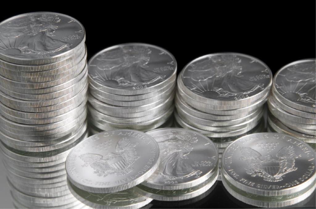 Lot of 40 US SIlver Eagles Mixed Dates: Items all US Silver Eagle 1 oz rounds. US legal $1.