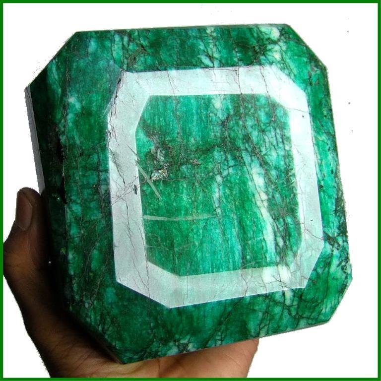 1020 ct. Emerald Green Beryl Gemstone: Item is an earth mined gemstone material specimen. This item is NOT lab created. All GIA acceptable enhancement ONLY have been used in stone cutting.