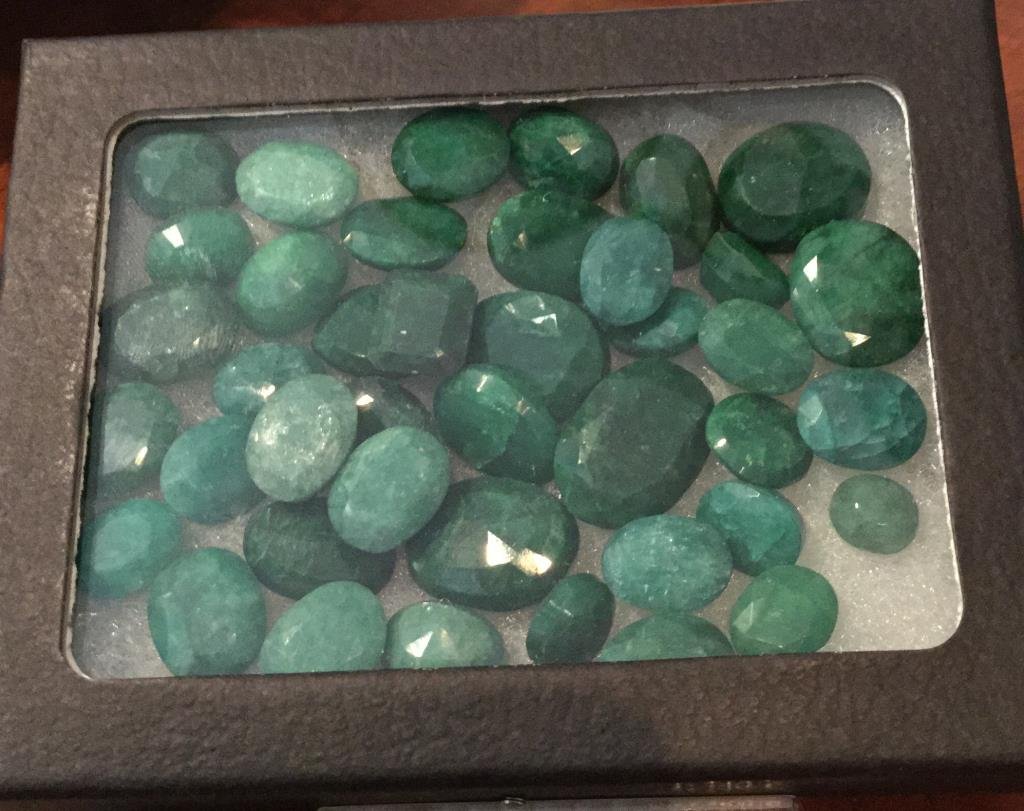 327.15 TCW Emerald Green Beryl Gem Parcel in Case: Items are exactly as stated in title. Bidder is 100% responsible for all values and all bids final.