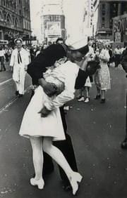 Alfred Eisenstaedt - V-J Day, Times Square, 1945