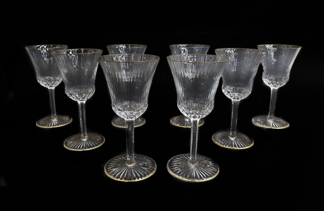 8 St. Louis France Crystal Glass Claret Wine Goblets in Apollo Gold Signed: 8 St. Louis France Crystal Glass Claret Wine Goblets in Apollo Gold Signed. Angular bowl with vertical cuts and gold rims to mouth and base. Acid etched Saint Louis cache mark to underside base. Weigh
