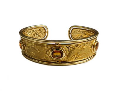 Carrera y Carrara 18k 750 Yellow Gold and Citrine Etched Horses Bangle Bracelet: Carrera y Carrara 18k 750 yellow gold and citrine bangle bracelet. Etched horses throughout with 3 oval cut citrines measuring approximately 8.5mm x 6.8mm x 4.1mm and weighing around 3.7 carats. Marke