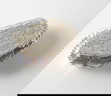 19th century Continental Parcel Gilt 800 Silver Snuff Box Hand chased details: 18-19th century Continental Parcel Gilt 800 Silver Snuff Box, Hand chased details on lid, 'pie crust' rim, convex base. Gilt interior. Unmarked, tested silver. Measurements: Approx. 82.72grams (2.659o