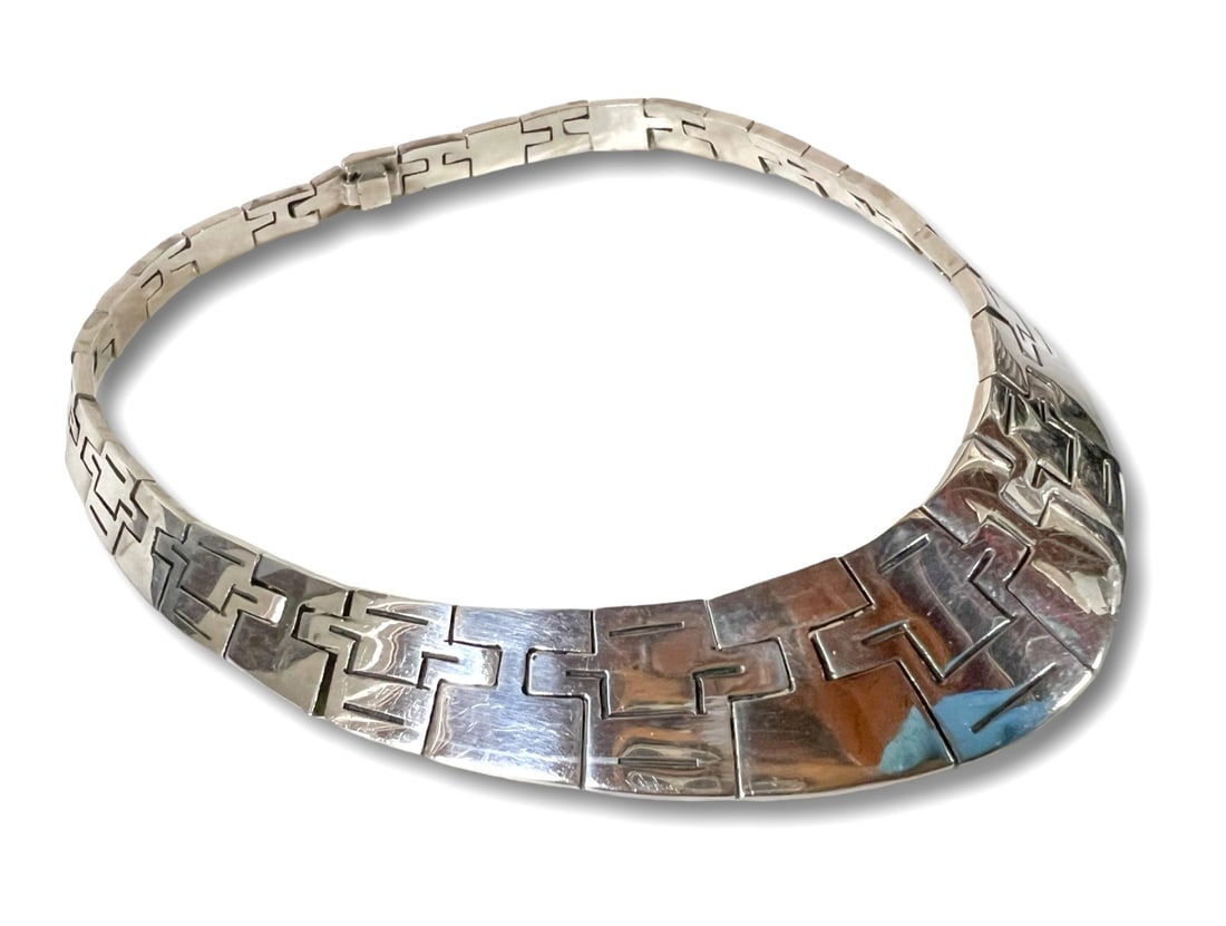 Vintage Mexico Sterling Silver articulated link collar necklace 16" .950: Vintage Mexico Sterling Silver (.950) articulated link collar necklace, fitted links. Marked "Mexico Sterling" c1980s Measurements: Approx. 128.52grams; total length 16.5 inches; fits 16 inches x 0.87