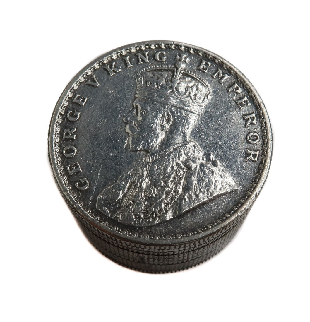 Indian Colonial 1919 Rupee Coin Pill Silver Box George V King Emperor: Indian Colonial 1919 Rupee coin pill silver box George V King Emperor. Unmarked but tests for silver. Weight: Approx. 41.88 grams Measurements: Approx. 1.25 inches diameter x 0.75 inches tall Conditio