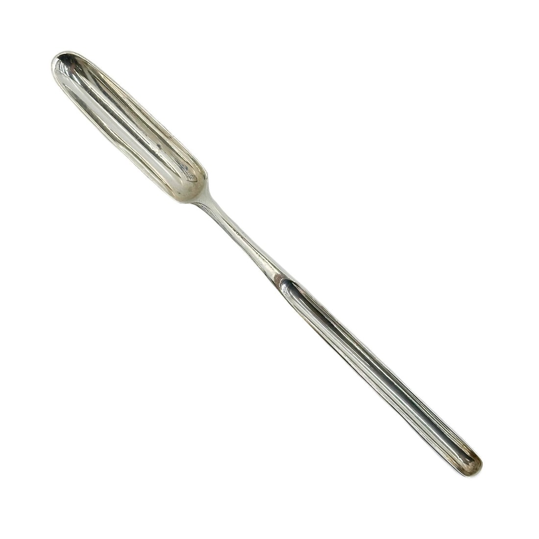 William Eley II & William Fearn English Silver 9 in Bone Marrow Spoon Scoop 1805: English Silver Bone Marrow Spoon Scoop 1805. English silver hallmarks to underside, partially effaced maker's mark, probably William Eley II & William Fearn. Weight: Approx. 1.5 ozt Measurements: Appr