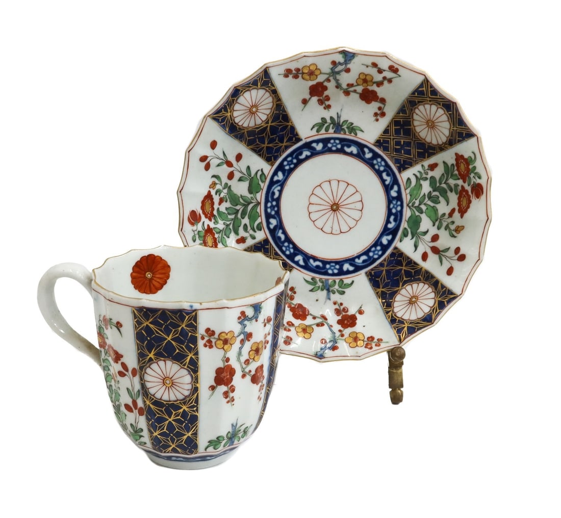 Royal Worcester England Porcelain Cup and Saucer Queen's Pattern Imari c1770: Royal Worcester England porcelain cup and saucer in Queen's Pattern imari kakiemon, circa 1770. White and blue panels with gilt accents and hand painted orange flowers throughout. Royal Worcester blue