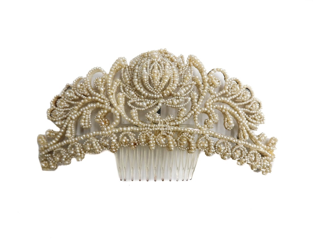 Antique Victorian Seed Pearl Hair Comb Intricate Floral Design: Antique Victorian seed pearl hair comb. Intricate floral details and swirls throughout. The seeds pearls measuring from 1.1mm to 3mm. With box. Weight: Approx. 21.80 grams Measurements: Approx. 4.75 i