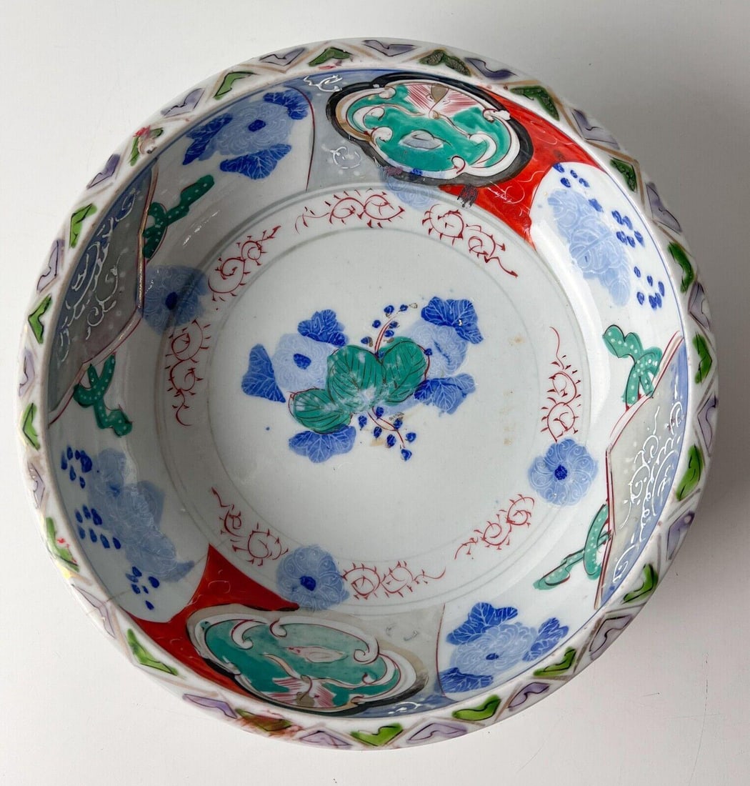 Japanese Imari bowl with moriage details (1 of 7)