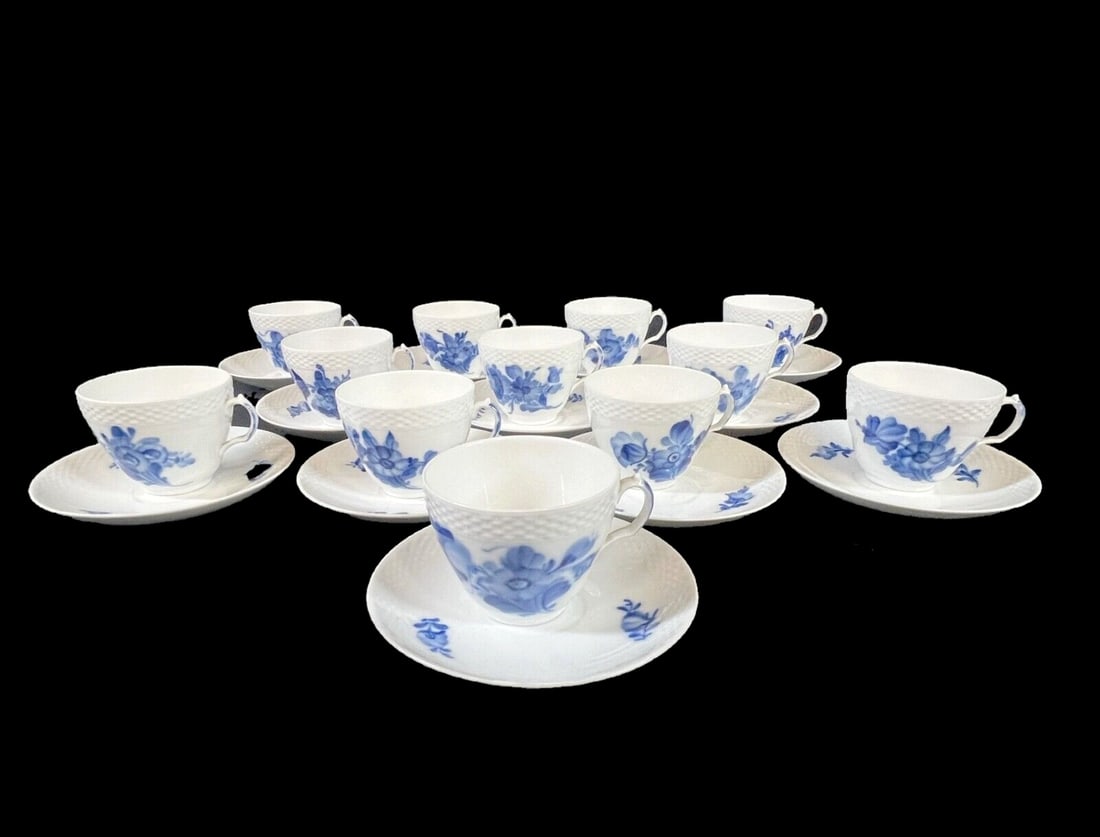 12pc Set Royal Copenhagen Blue Flowers Braided Cup and Saucers (1 of 13)